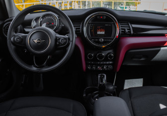 Подержанный автомобиль MINI Hatch 2018 года (8 фото)