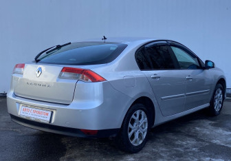 Подержанный автомобиль Renault Laguna Liftback 2009 года (5 фото)