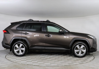 Подержанный автомобиль Toyota RAV4 2019 года (4 фото)