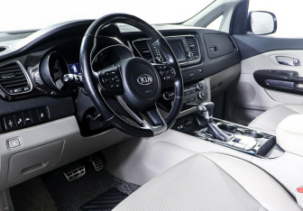 Подержанный автомобиль Kia Carnival 2019 года (12 фото)