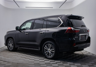 Подержанный автомобиль Lexus LX 2017 года (3 фото)