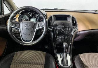 Подержанный автомобиль Opel Astra Hatchback 2013 года (12 фото)