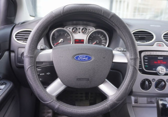 Подержанный автомобиль Ford Focus Wagon 2010 года (14 фото)