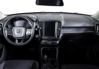 Подержанный автомобиль Volvo XC40 2018 года (13 фото)