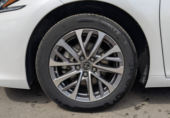 Подержанный автомобиль Lexus ES 2023 года (12 фото)