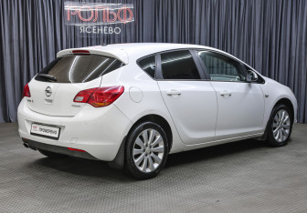 Подержанный автомобиль Opel Astra Hatchback 2011 года (5 фото)