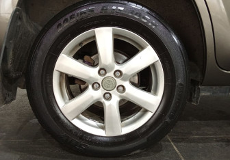 Подержанный автомобиль Toyota RAV4 2010 года (18 фото)