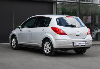 Подержанный автомобиль Nissan Tiida Hatchback 2010 года (6 фото)