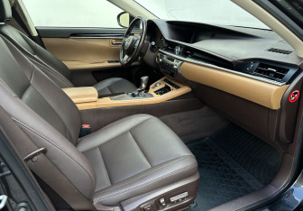 Подержанный автомобиль Lexus ES 2018 года (13 фото)
