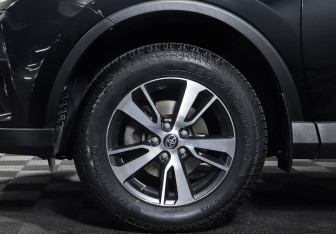 Подержанный автомобиль Toyota RAV4 2017 года (9 фото)