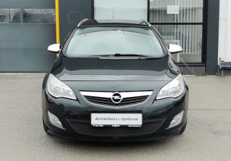 Подержанный автомобиль Opel Astra Wagon 2012 года (2 фото)