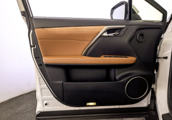Подержанный автомобиль Lexus RX 2020 года (19 фото)