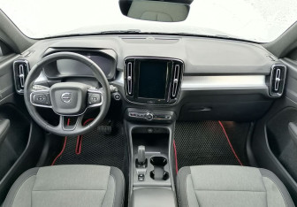 Подержанный автомобиль Volvo XC40 2021 года (11 фото)