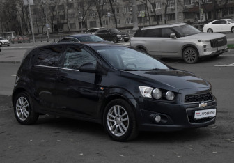 Подержанный автомобиль Chevrolet Aveo Hatchback 2013 года (3 фото)