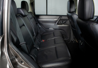 Подержанный автомобиль Mitsubishi Pajero 2012 года (10 фото)