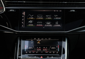 Подержанный автомобиль Audi Q8 2019 года (10 фото)