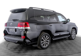 Подержанный автомобиль Toyota Land Cruiser Suv 2017 года (5 фото)