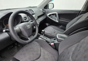Подержанный автомобиль Toyota RAV4 2010 года (9 фото)