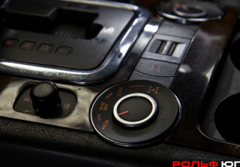 Подержанный автомобиль Volkswagen Touareg 2002 года (15 фото)