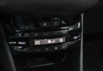Подержанный автомобиль Peugeot 208 2013 года (19 фото)