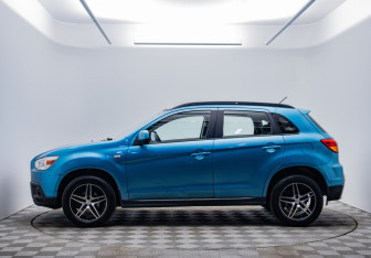Подержанный автомобиль Mitsubishi ASX 2011 года (8 фото)