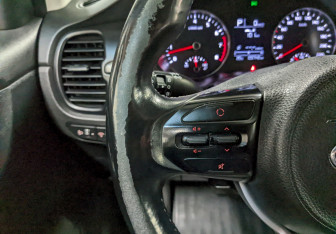 Подержанный автомобиль Kia Rio Sedan 2017 года (26 фото)