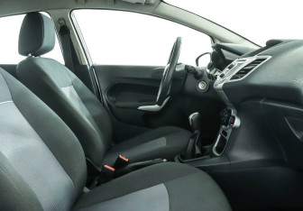 Подержанный автомобиль Ford Fiesta Hatchback 2012 года (5 фото)
