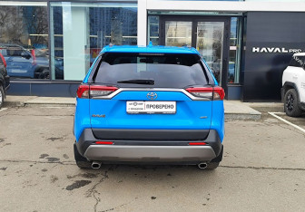 Подержанный автомобиль Toyota RAV4 2021 года (6 фото)