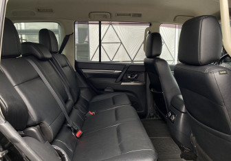 Подержанный автомобиль Mitsubishi Pajero 2013 года (24 фото)