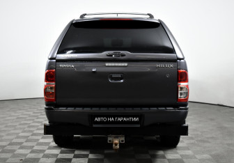 Подержанный автомобиль Toyota Hilux 2012 года (4 фото)