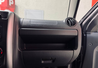 Подержанный автомобиль Suzuki Jimny 2011 года (13 фото)