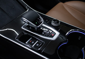 Подержанный автомобиль Omoda C5 2023 года (17 фото)