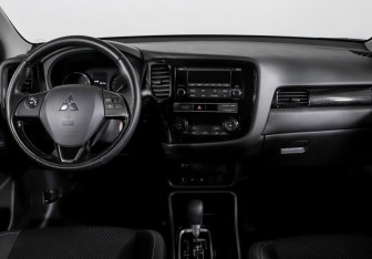 Подержанный автомобиль Mitsubishi Outlander 2019 года (12 фото)
