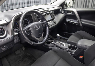 Подержанный автомобиль Toyota RAV4 2016 года (15 фото)