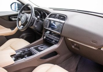 Подержанный автомобиль Jaguar F-Pace 2017 года (10 фото)