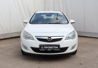 Подержанный автомобиль Opel Astra Hatchback 2011 года (2 фото)