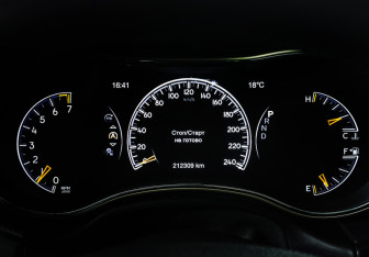 Подержанный автомобиль Jeep Grand Cherokee 2016 года (16 фото)