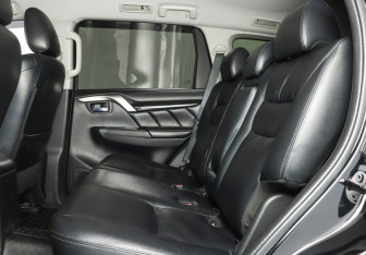 Подержанный автомобиль Mitsubishi Pajero Sport 2017 года (10 фото)