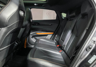 Подержанный автомобиль Changan UNI-V 2023 года (10 фото)