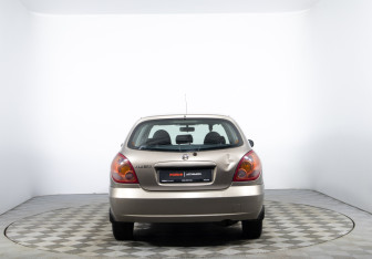 Подержанный автомобиль Nissan Almera Hatchback 2006 года (6 фото)