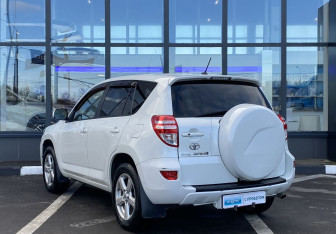 Подержанный автомобиль Toyota RAV4 2012 года (7 фото)