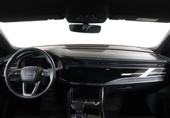Подержанный автомобиль Audi Q8 2018 года (12 фото)