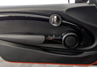 Подержанный автомобиль MINI Hatch 2019 года (19 фото)