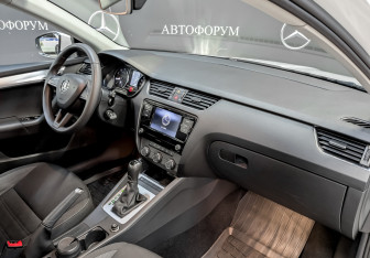 Подержанный автомобиль Skoda Octavia Liftback 2017 года (12 фото)