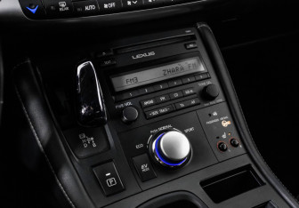 Подержанный автомобиль Lexus CT 2013 года (16 фото)