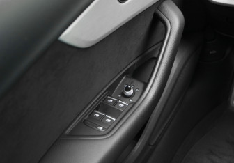 Подержанный автомобиль Audi A4 Sedan 2021 года (15 фото)