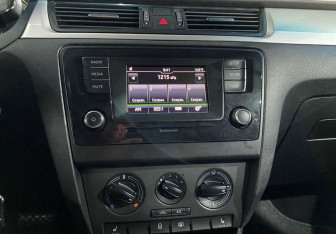 Подержанный автомобиль Skoda Rapid Liftback 2016 года (13 фото)