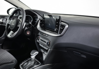 Подержанный автомобиль Kia Ceed Hatchback 2022 года (8 фото)