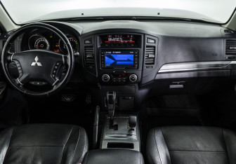 Подержанный автомобиль Mitsubishi Pajero 2012 года (13 фото)