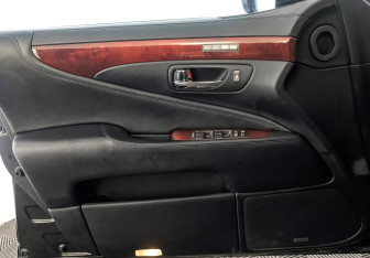 Подержанный автомобиль Lexus LS 2011 года (19 фото)